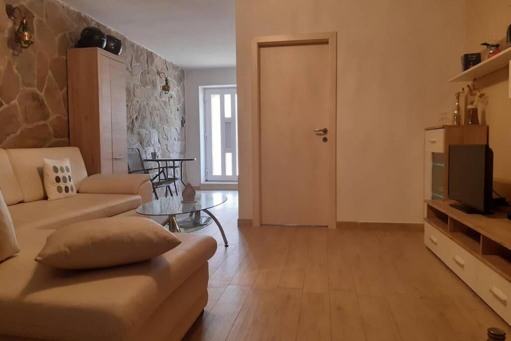 Apartment Apartmant Angel Wings